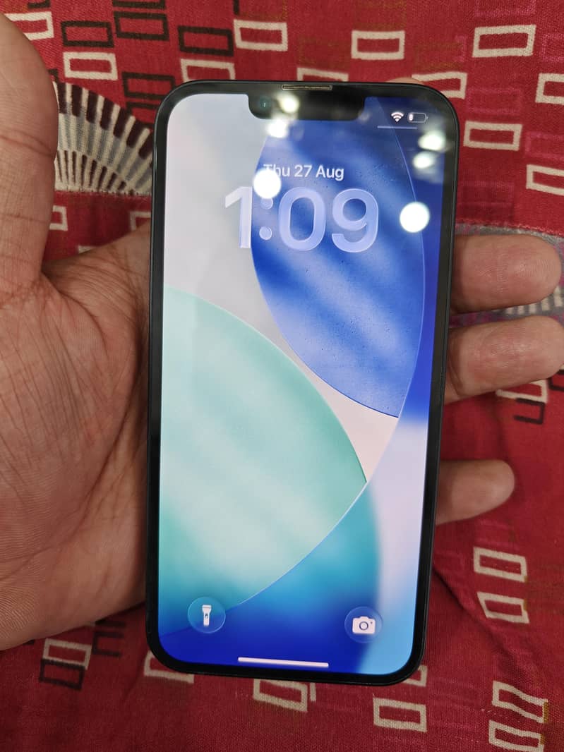 Apple iPhone 16e 3