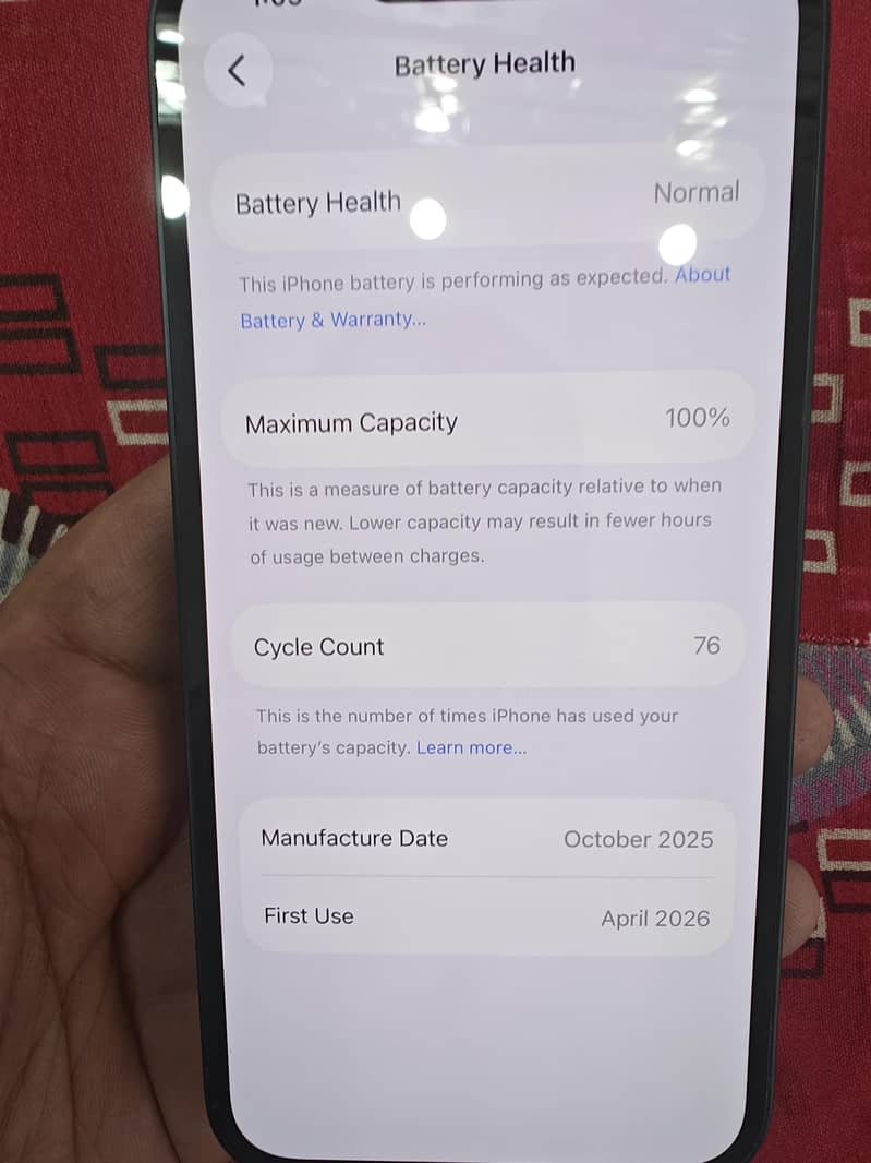 Apple iPhone 16e 4