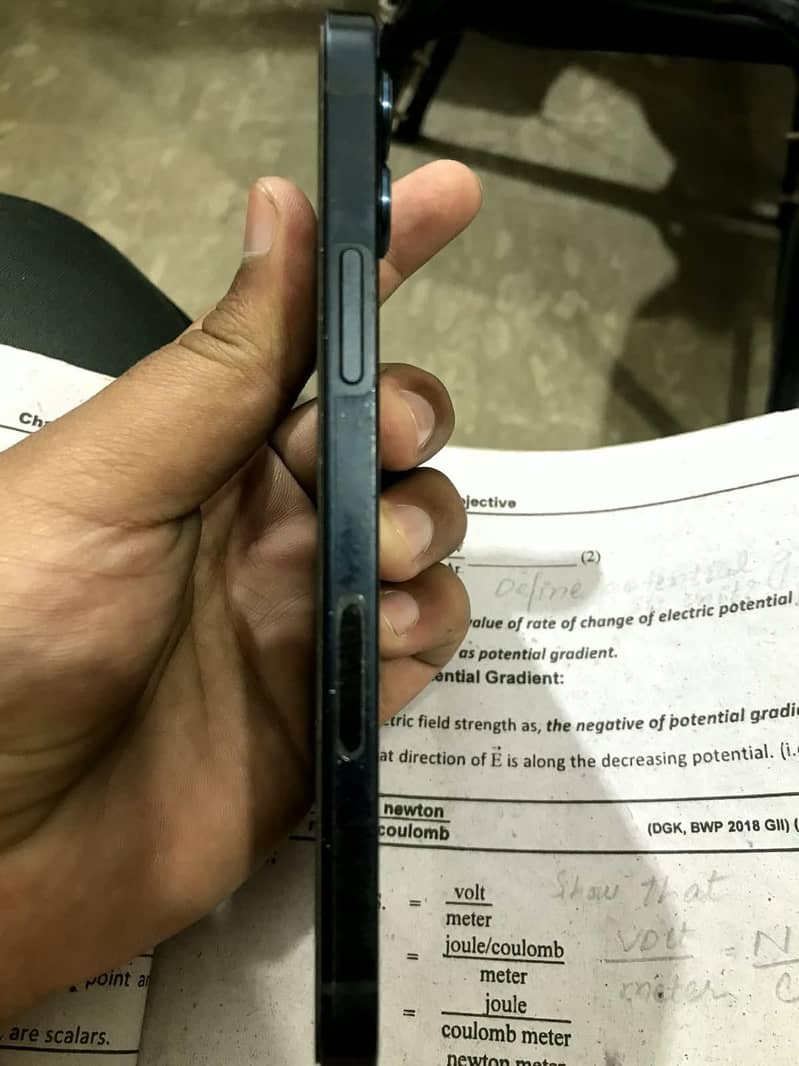 Apple iPhone 12 4