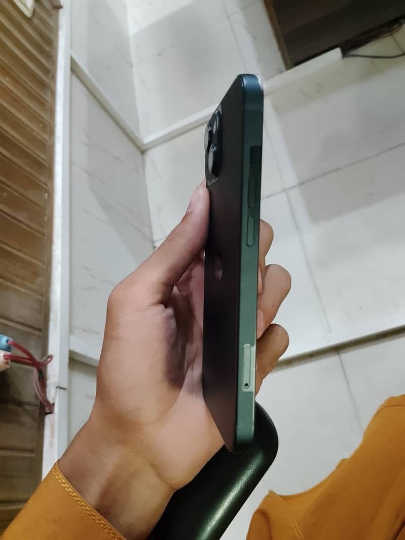 iPhone 13 4