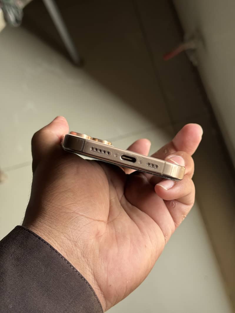 Apple iPhone 16 Pro 4