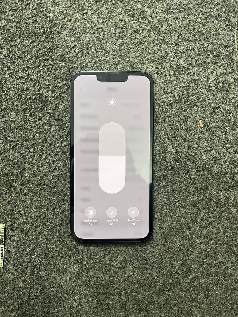 Apple iPhone 16e 1