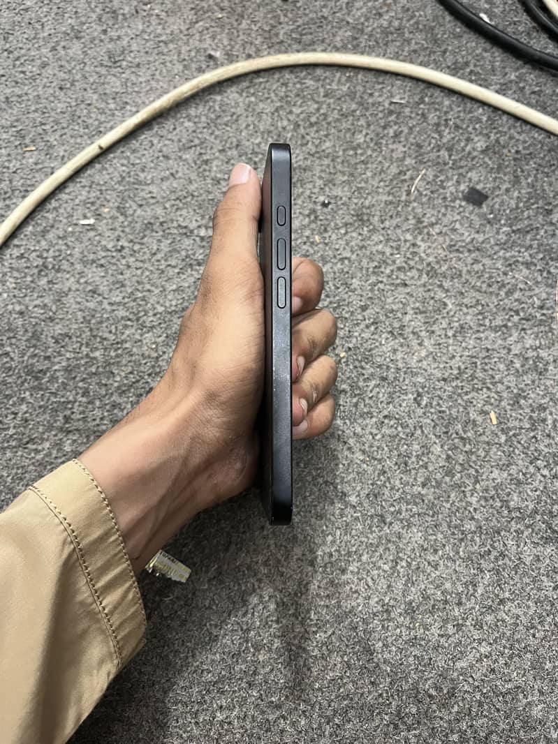 Apple iPhone 16e 4
