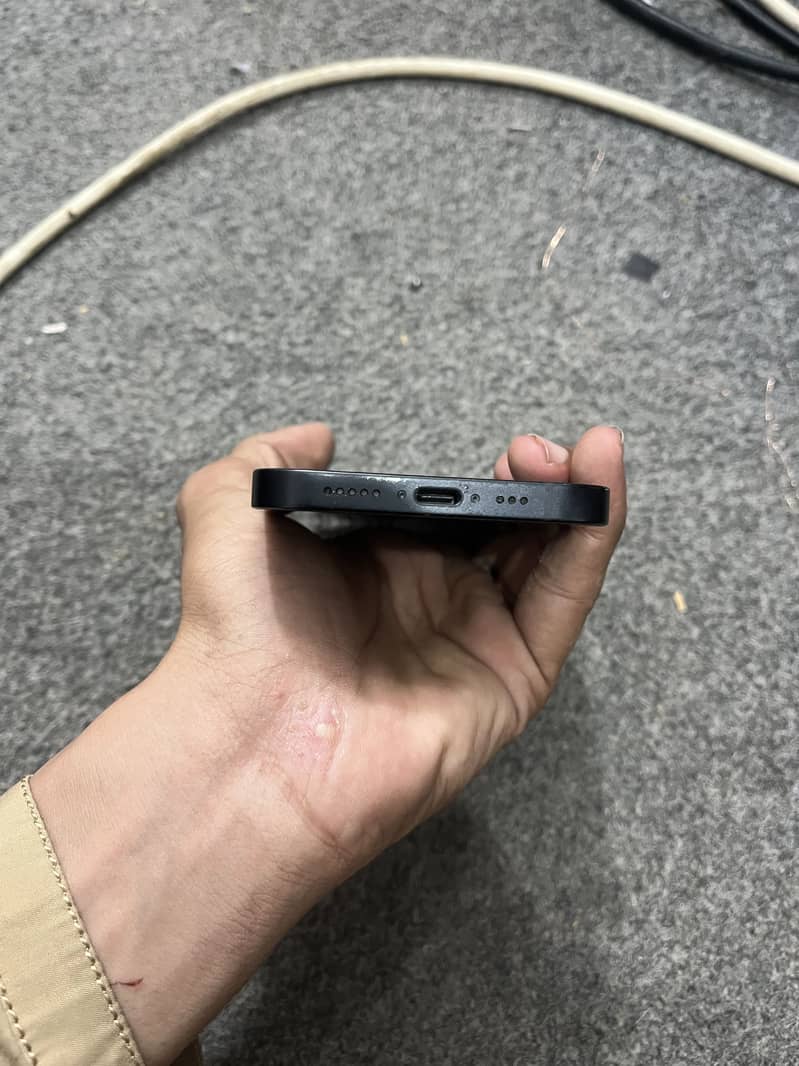 Apple iPhone 16e 5