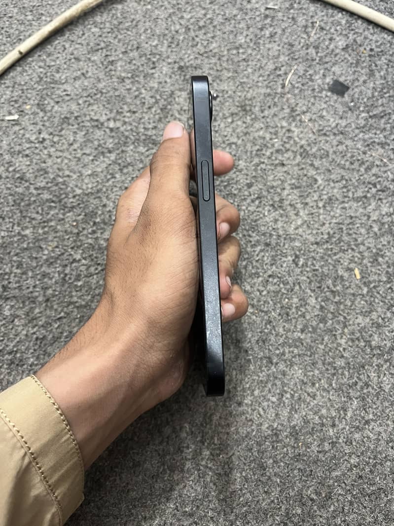 Apple iPhone 16e 6