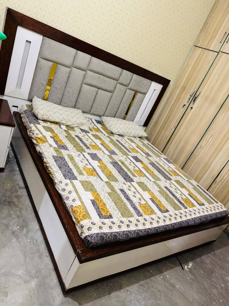 Bed set with side tables 0