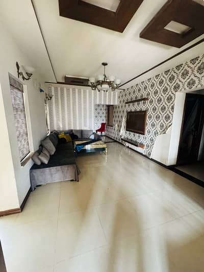 1 KANAL ELEGANT AND FULLY MAINTAINED SUPER HOT LOCATED OLD BUNGALOW IS AVAILABLE IN THE BEST BLOCK OF DHA LAHORE.