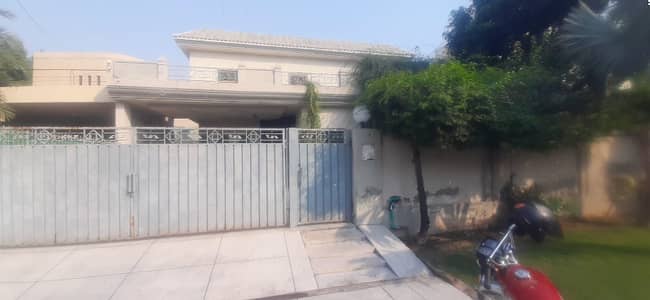 1 KANAL ELEGANT AND FULLY MAINTAINED SUPER HOT LOCATED OLD BUNGALOW IS AVAILABLE IN THE BEST BLOCK OF DHA LAHORE.
