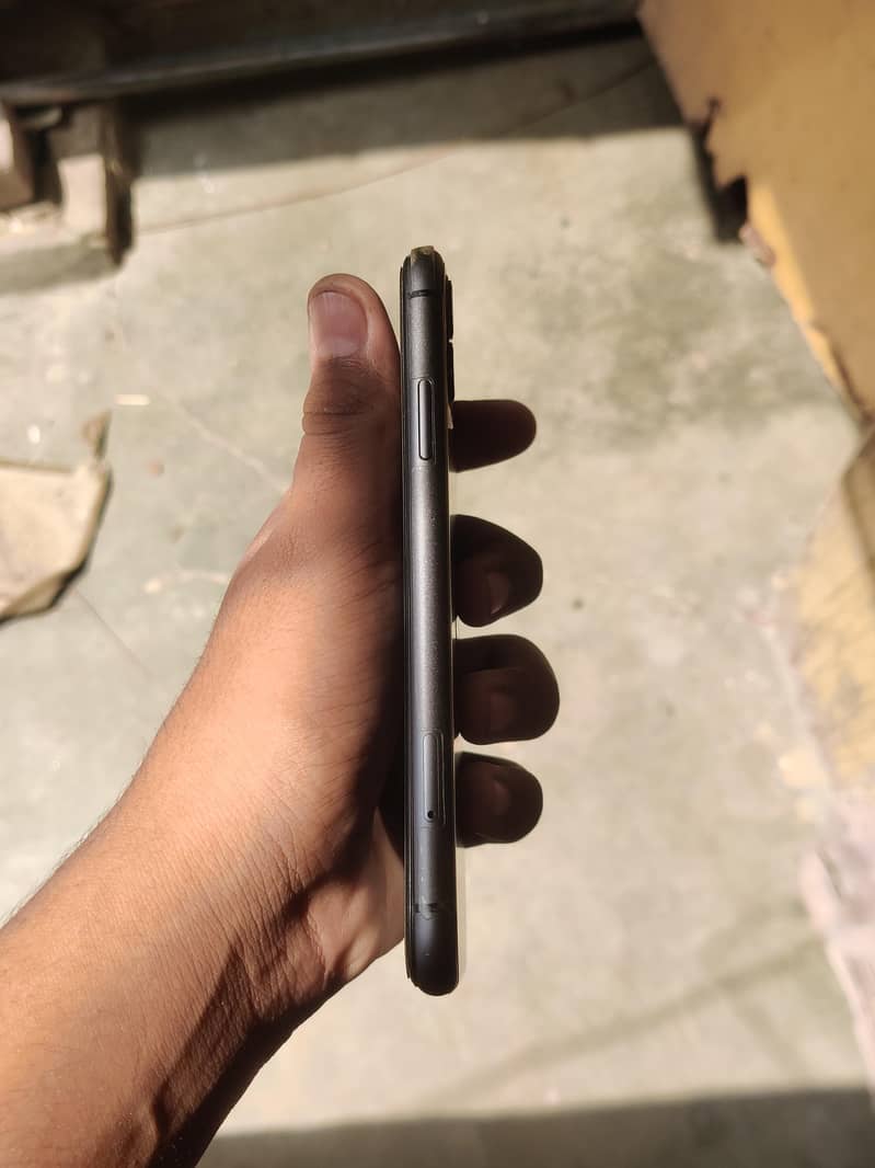 Apple iPhone 11 4