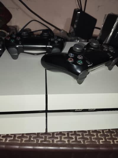 PS4 Glacier White with games - Jailbreak + 2 Controllers
