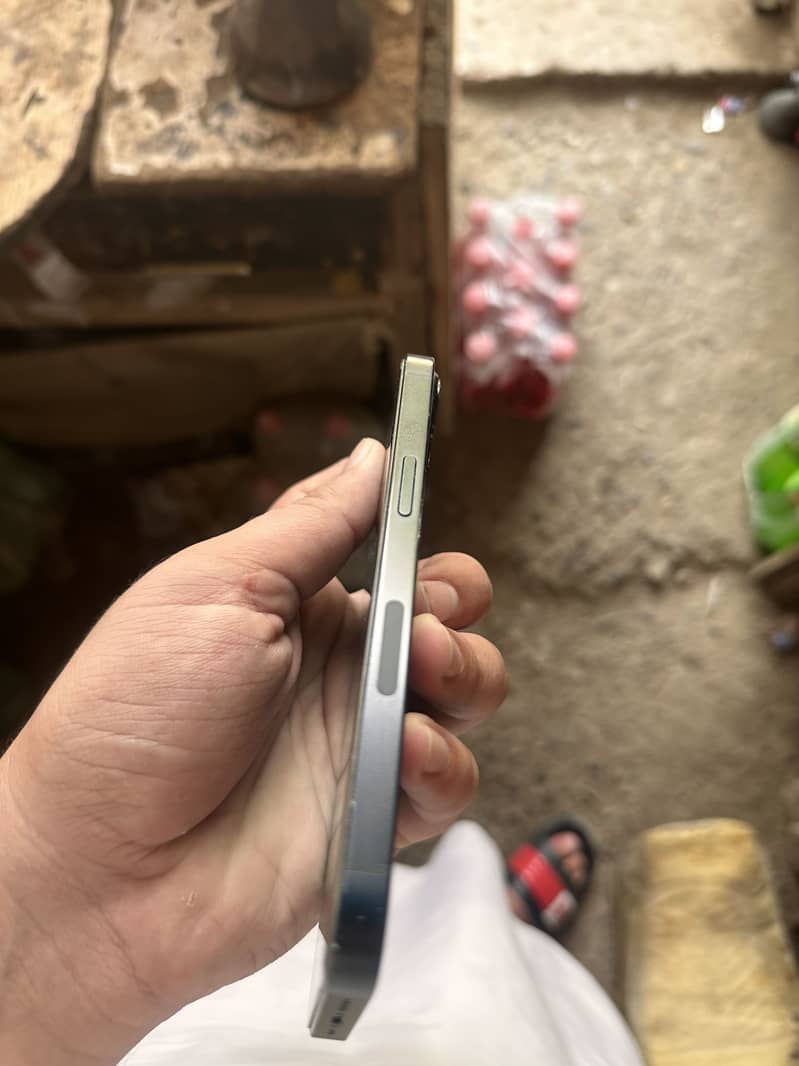 Apple iPhone 13 5
