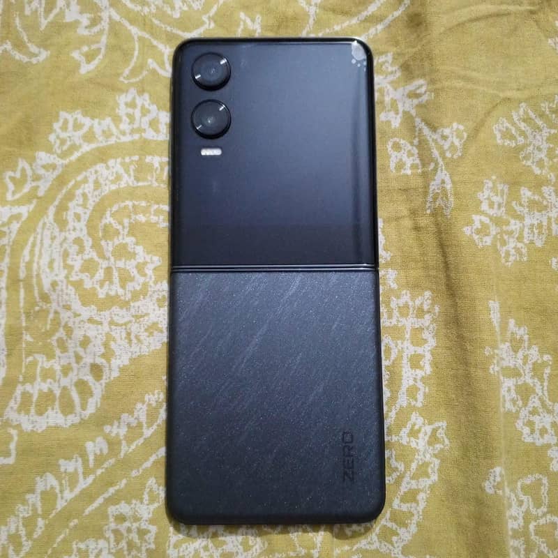 Infinix zero flip 1