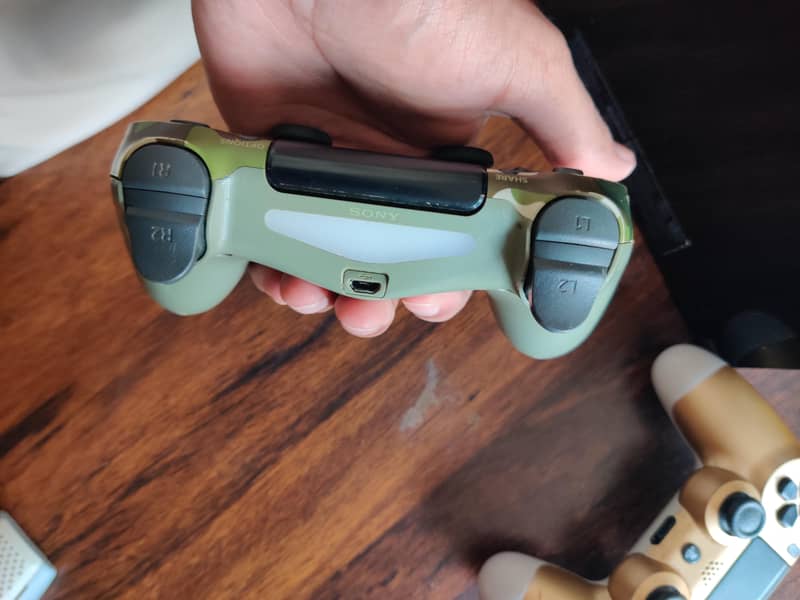 2x PS4 CONTROLLER  3
