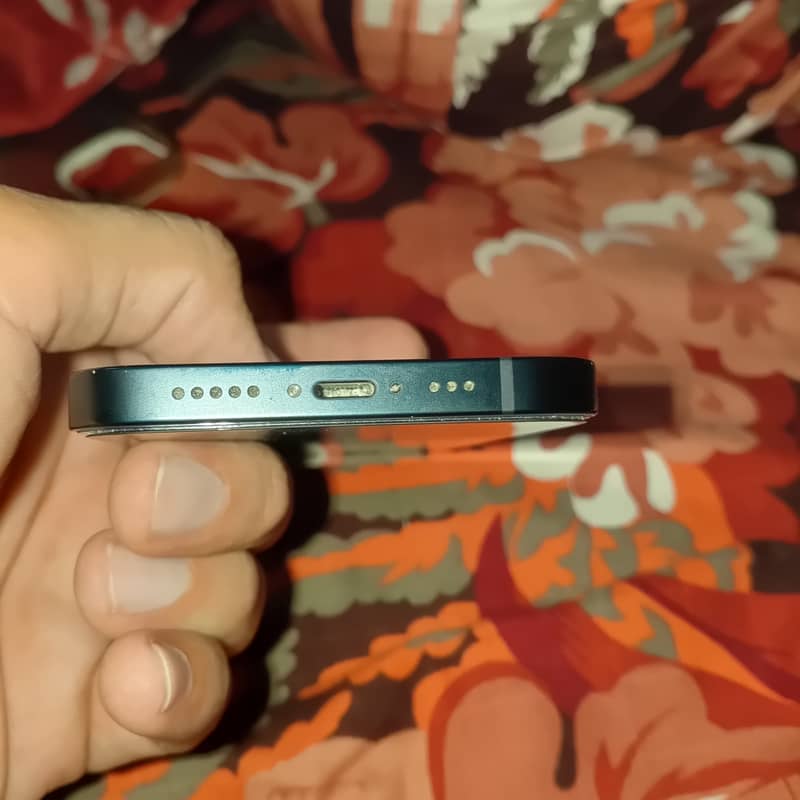 Apple iPhone 13 2