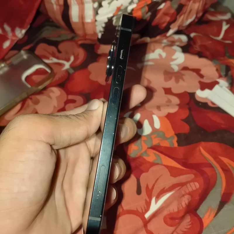 Apple iPhone 13 5