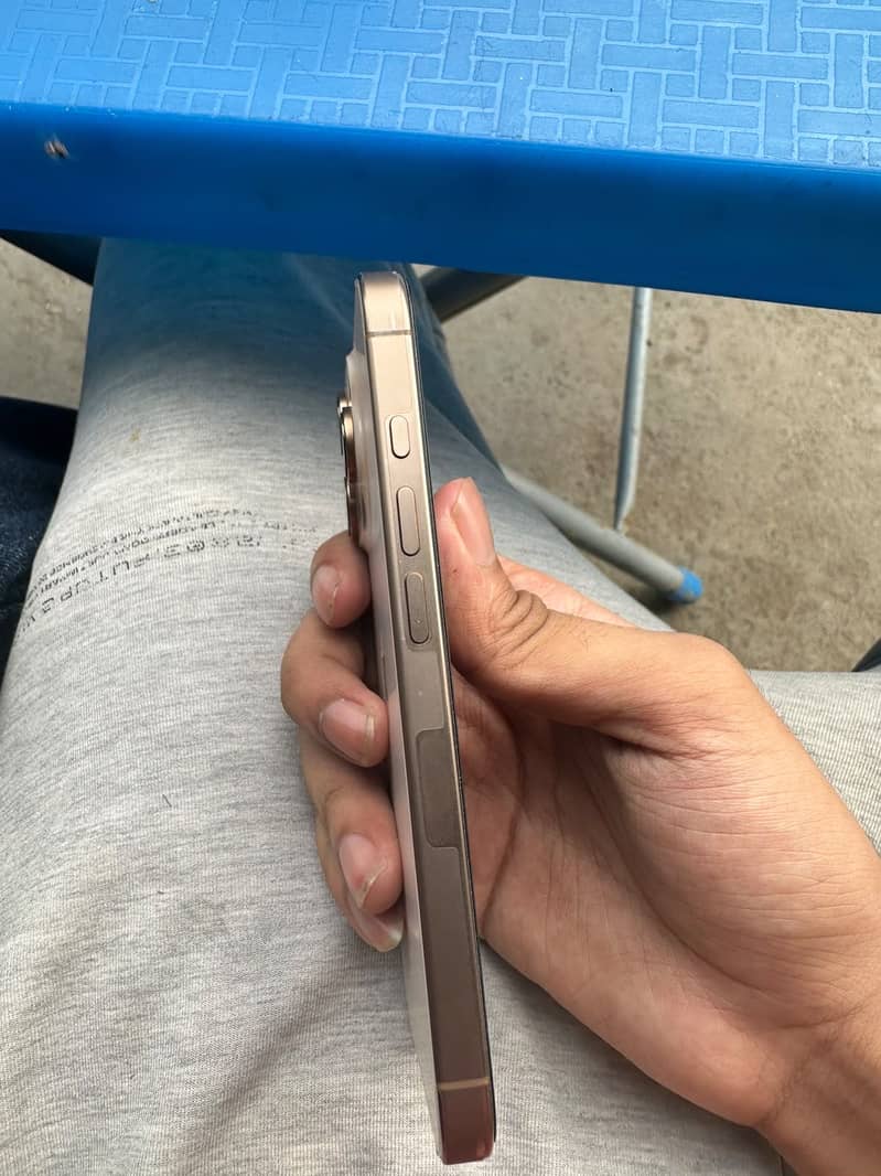 Apple iPhone 16 Pro 1