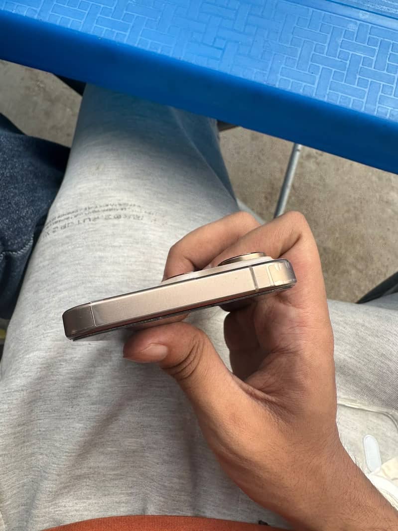 Apple iPhone 16 Pro 2