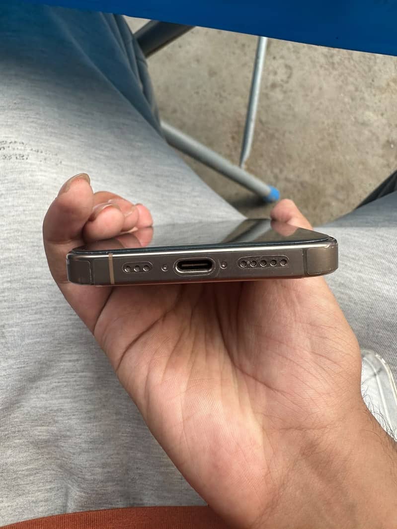 Apple iPhone 16 Pro 4