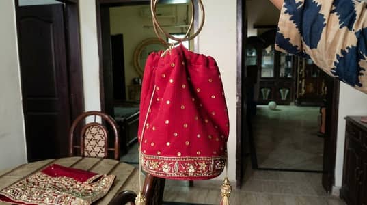 I want to sale beautiful maroon lehanga 1 time use huwya hai