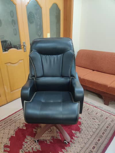 Premium Black leather Boss chair/ Executive Office chair