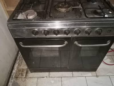 5 Burner Gas Stove with Oven – Excellent Condition