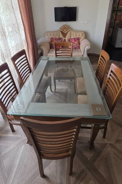 DINING TABLE 6 SEATER , PERFECT CONDITION, SLIGHTLY USED, BEAUTIFUL !!