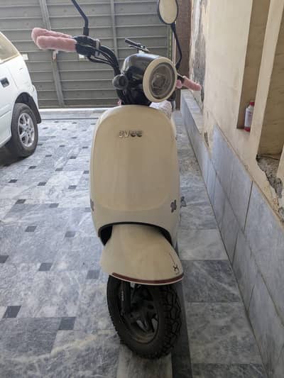 Evee Electric Scooter – Excellent Condition
