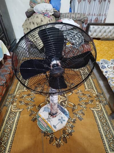 brand new padestal fan. use ni hua. . .