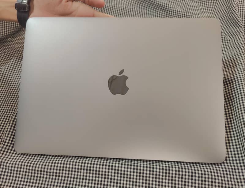 Apple MacBook Pro 1