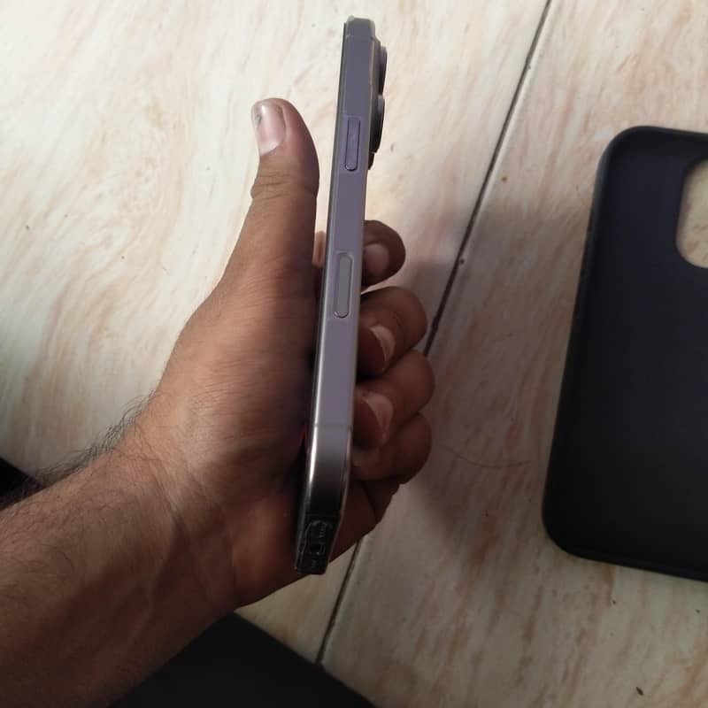 Apple iPhone 16 Pro 3