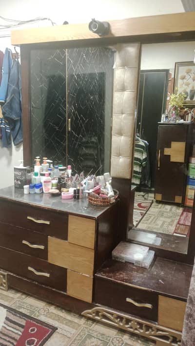 dressing table in lasani wood. . in excellent condition