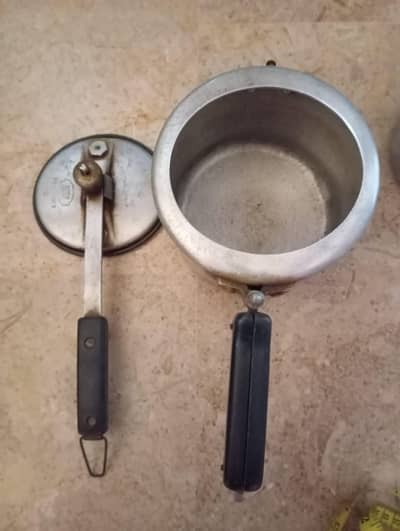 COOKER INDIAN PERES HER COOKER EXCELLENT CONDITION