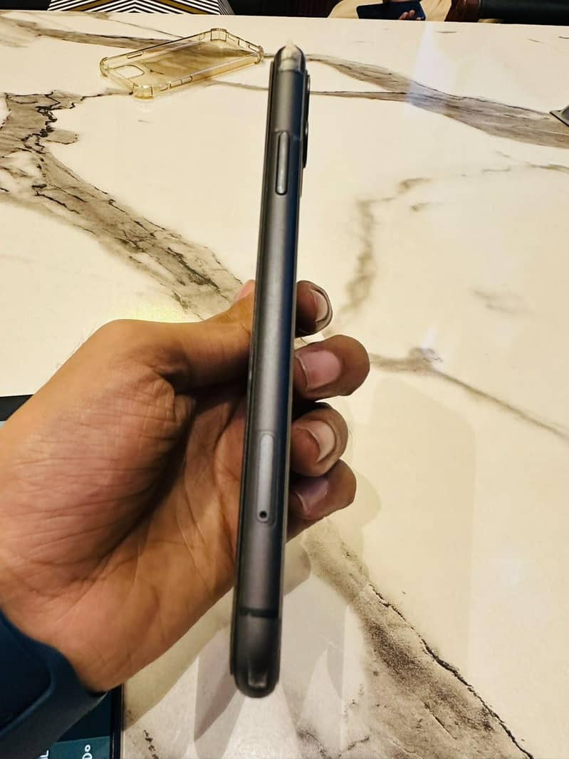 Apple iPhone 11 4