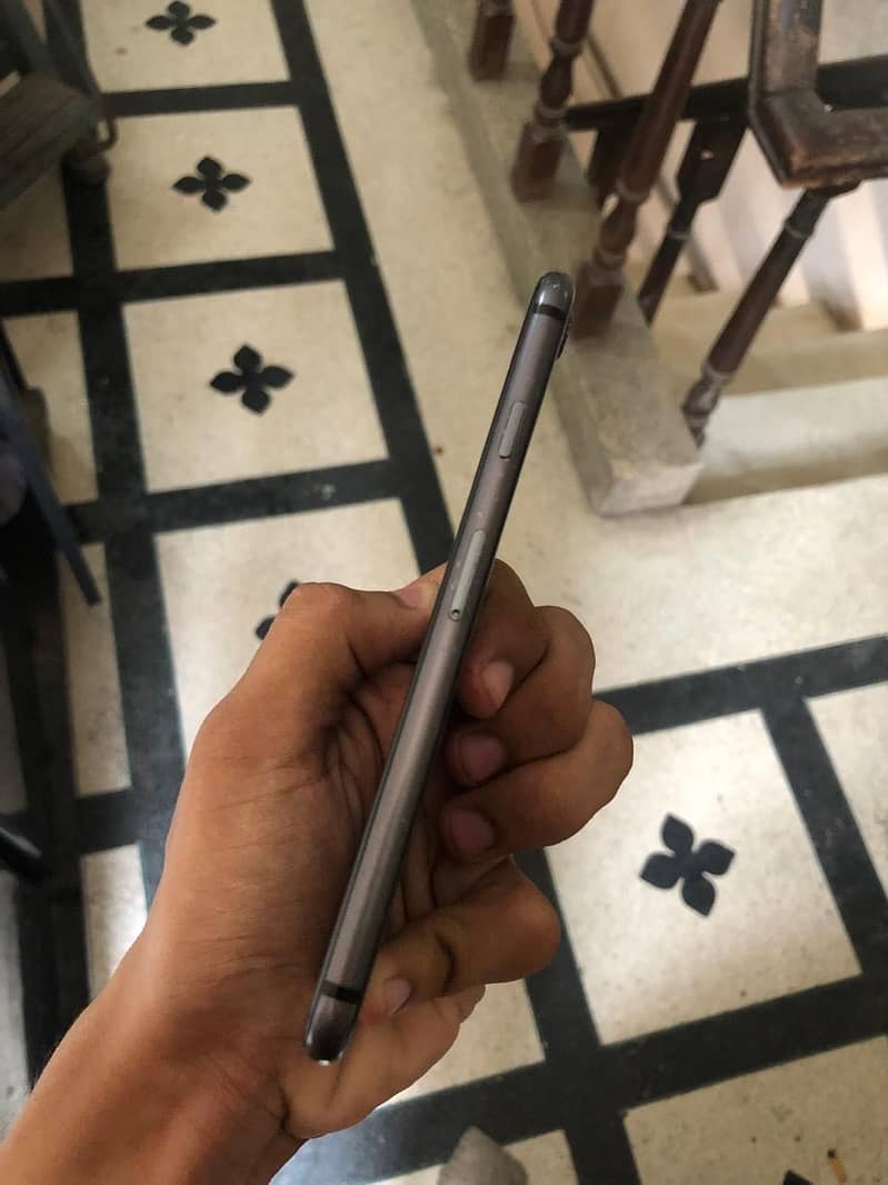 Apple iPhone 8 4