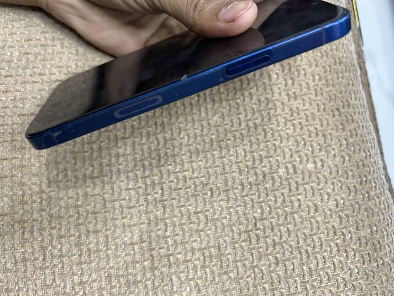 Apple iPhone 12 4
