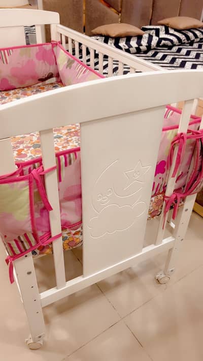 Tinnies brand ka baby cot bed hai bacha party se liya tha tag b lagaha