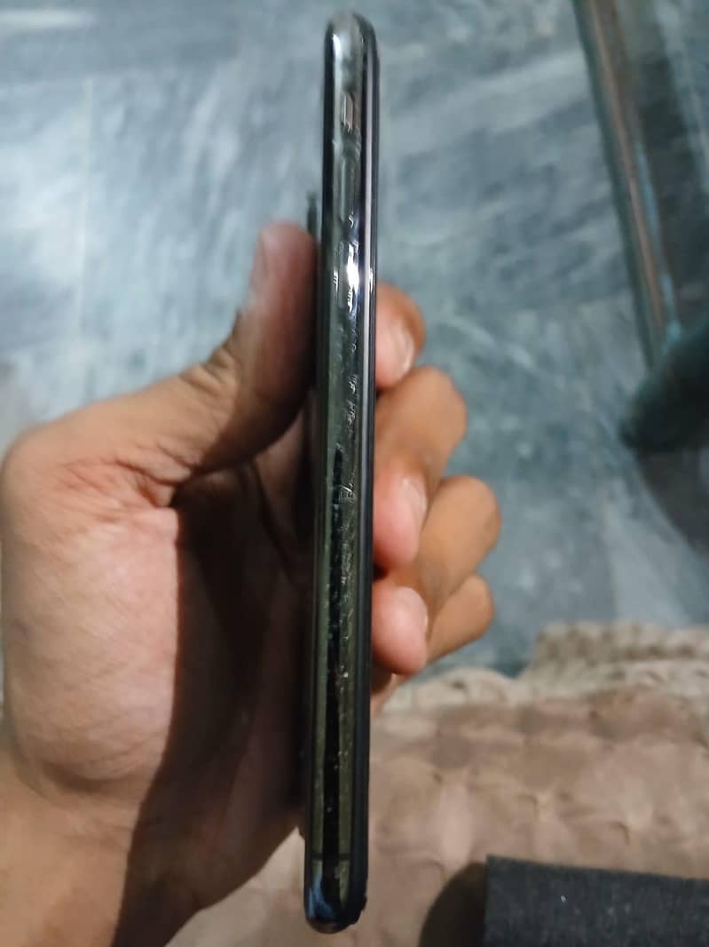 Apple iPhone XS 11