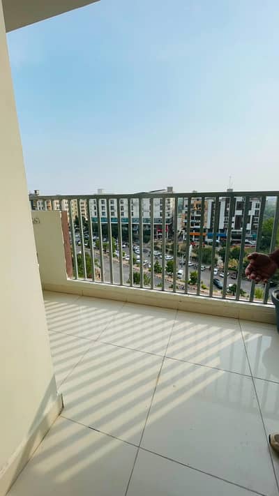 3 BED UNFURNISHED PENTHOUSE AVAILABLE RANT IN GULBERG GREEN