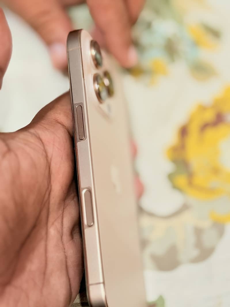 Apple iPhone 16 Pro 3