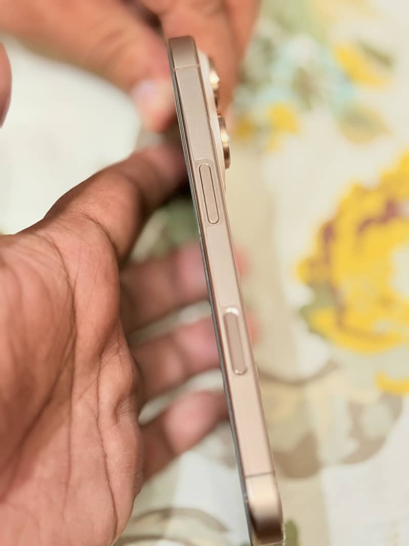 Apple iPhone 16 Pro 4