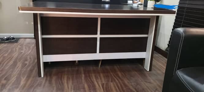 Executive office table for sale in good condition
