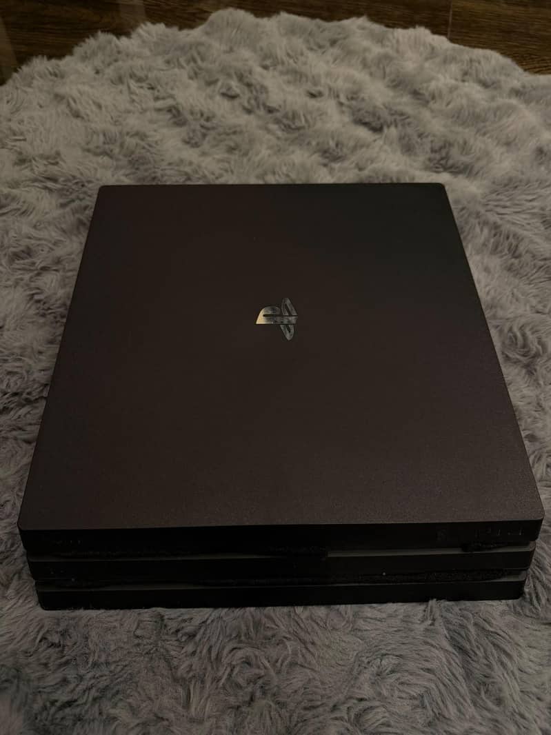 PS4 PRO 1TB 10/10  WITH ONE CONTROLLER 0