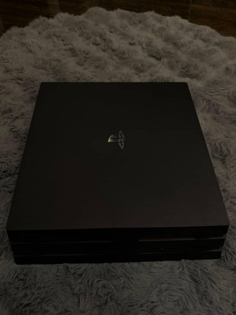 PS4 PRO 1TB 10/10  WITH ONE CONTROLLER 1