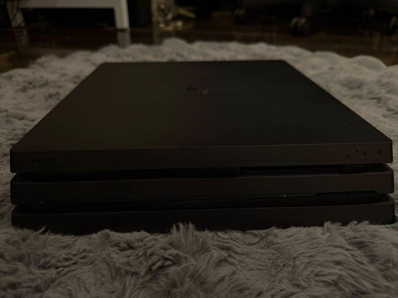 PS4 PRO 1TB 10/10  WITH ONE CONTROLLER 2