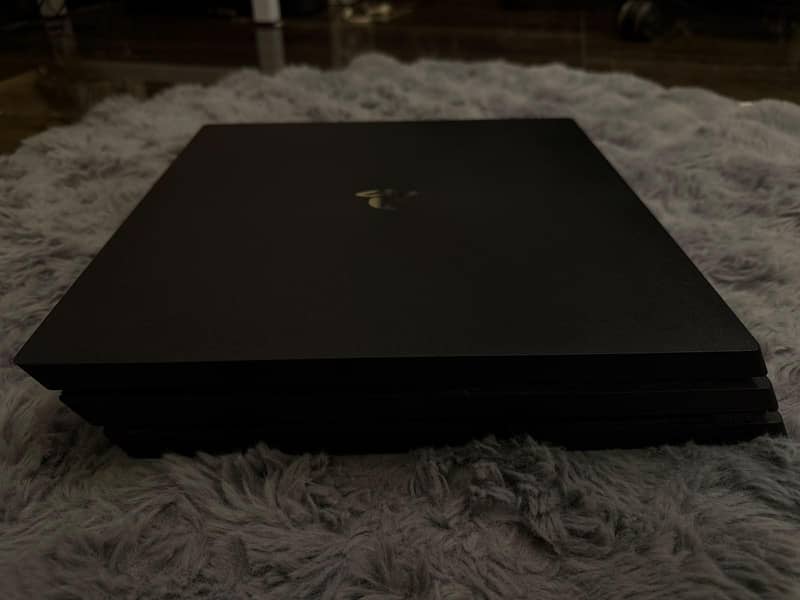 PS4 PRO 1TB 10/10  WITH ONE CONTROLLER 4