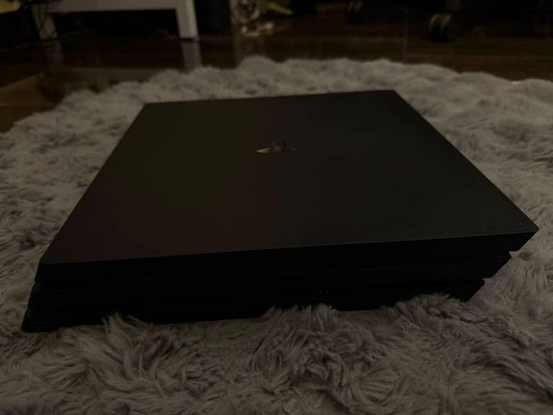 PS4 PRO 1TB 10/10  WITH ONE CONTROLLER 5