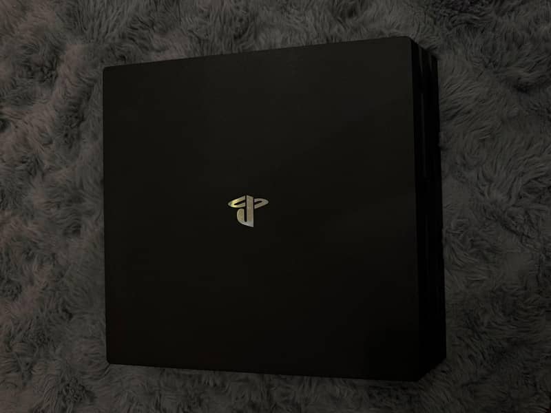 PS4 PRO 1TB 10/10  WITH ONE CONTROLLER 6