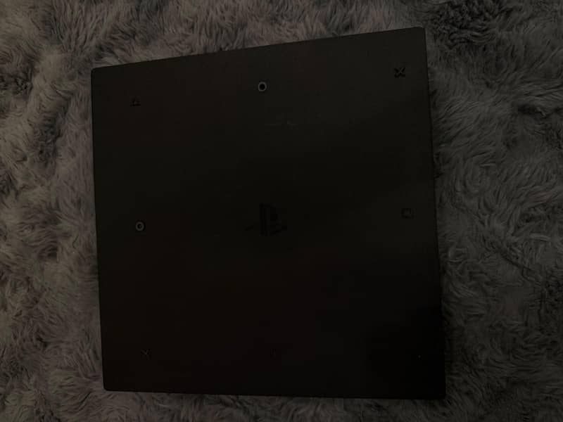 PS4 PRO 1TB 10/10  WITH ONE CONTROLLER 8