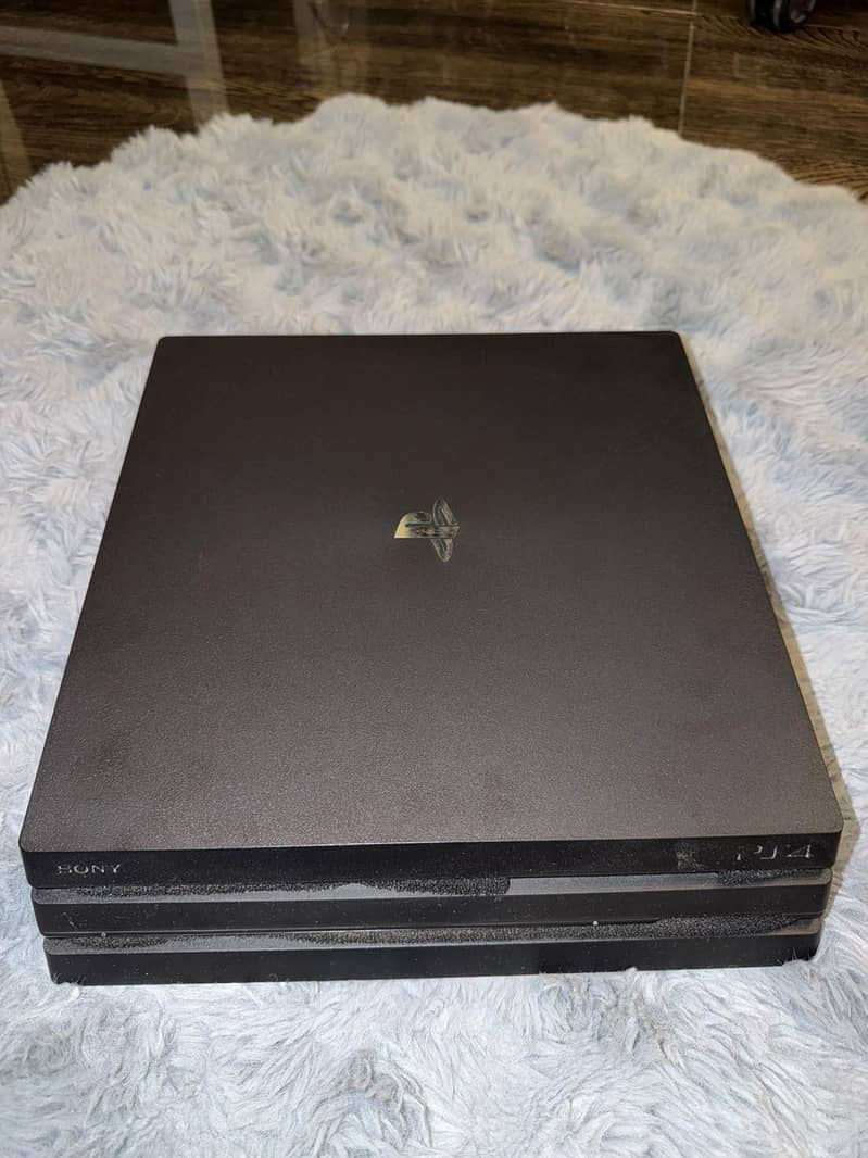 PS4 PRO 1TB 10/10  WITH ONE CONTROLLER 9