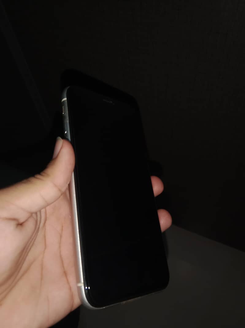 Apple iPhone 11 4